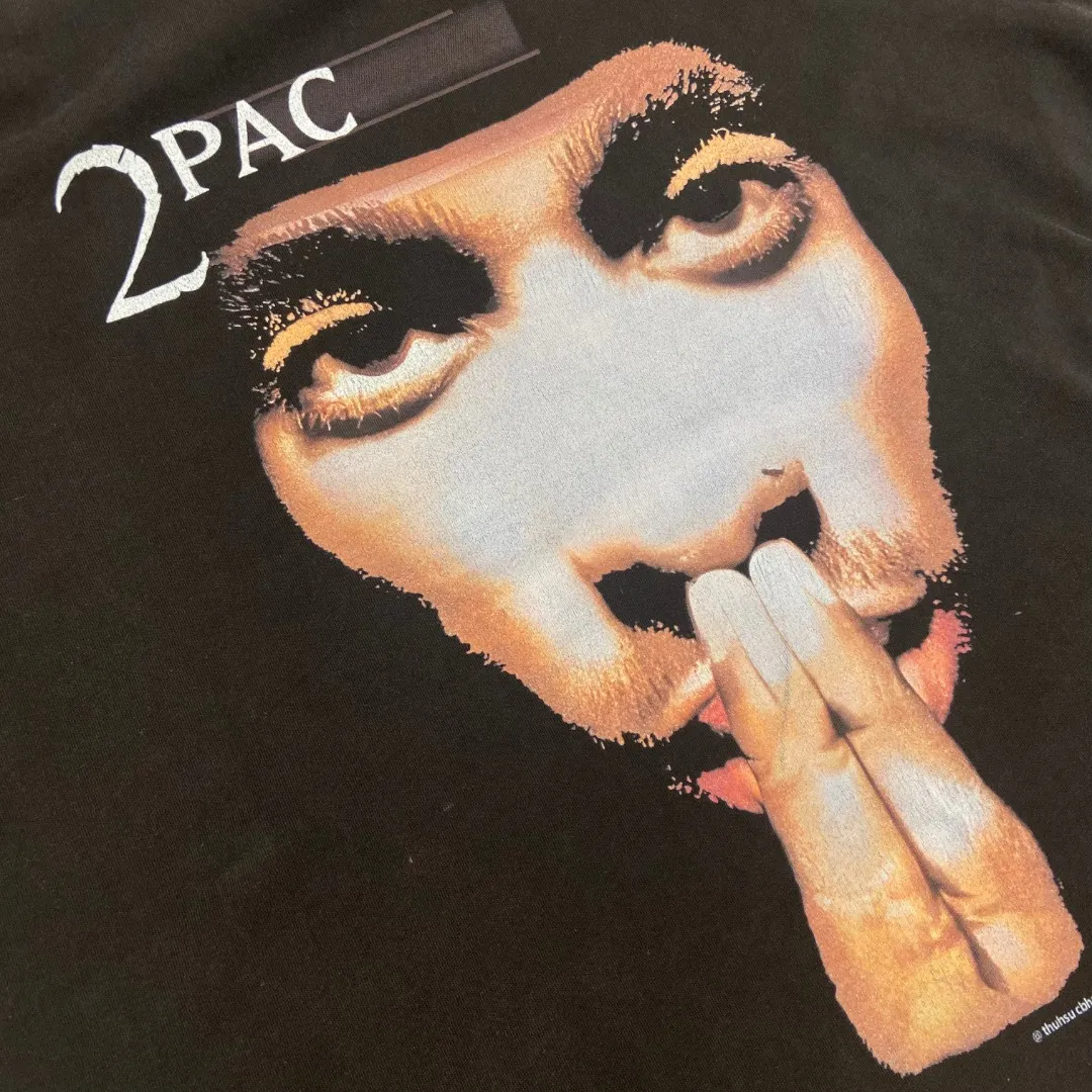 Beautiful Saint Michael retro hands praying tupac rapper direct-printed washed and distressed loose short-sleeves. Digital white ink direct-printed. The fabric is breathable and the pattern is three-dimensional and clear. Fabric: Double yarn 240 grams Style number: S801 Size: S-M-L-XL Color: Washed black Price: P118